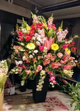 卒業式用の壺生け アレンジ 花束など お届け時間に追われています 花屋ブログ 三重県名張市の花屋 フラワーランド緑 生園にフラワーギフトはお任せください 当店は 安心と信頼の花キューピット加盟店です 花キューピットタウン