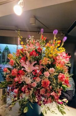 開店御祝スタンド花制作中、ご指定時間に合わせて配達させて頂きます。ご注文有難うございます。｜「フラワーランド緑生園」　（三重県名張市の花キューピット加盟店 花屋）のブログ